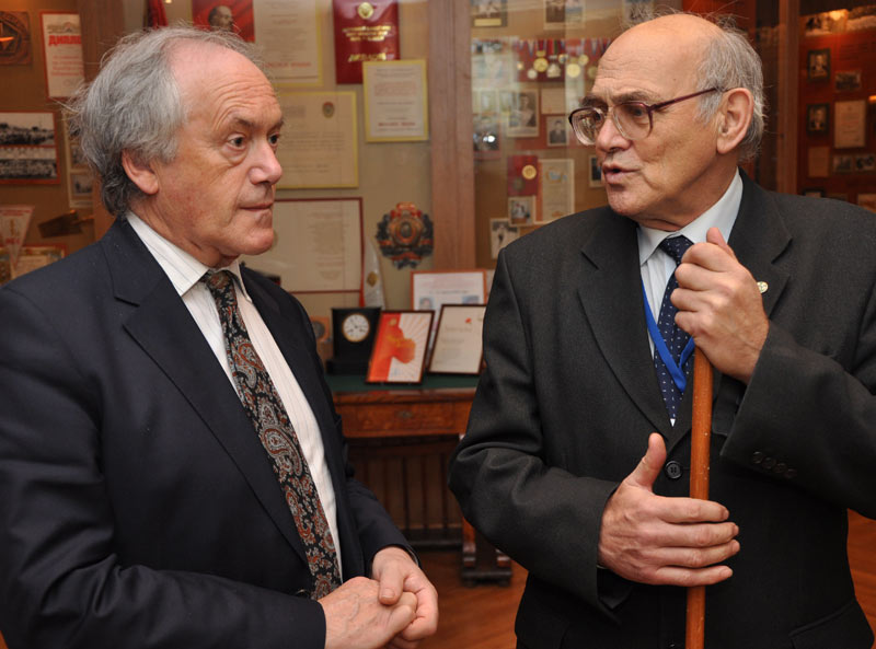 Le professeur de la chimie du Lincoln-college de l'universite D'Oxford Peter W. Atkins et le professeur de l'UNRTK William P. Barabanov, 78.9 Kb