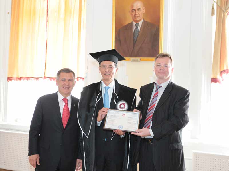 Le president de la Republique de Tatarstan Roustam N. Minnikhanov, le president de la compagnie «Yokogawa», le docteur honorable de l'UNRTK Chouzo Kajkhori, Le president de l'UNRTK German S. Dyakonov, 30.2 Kb