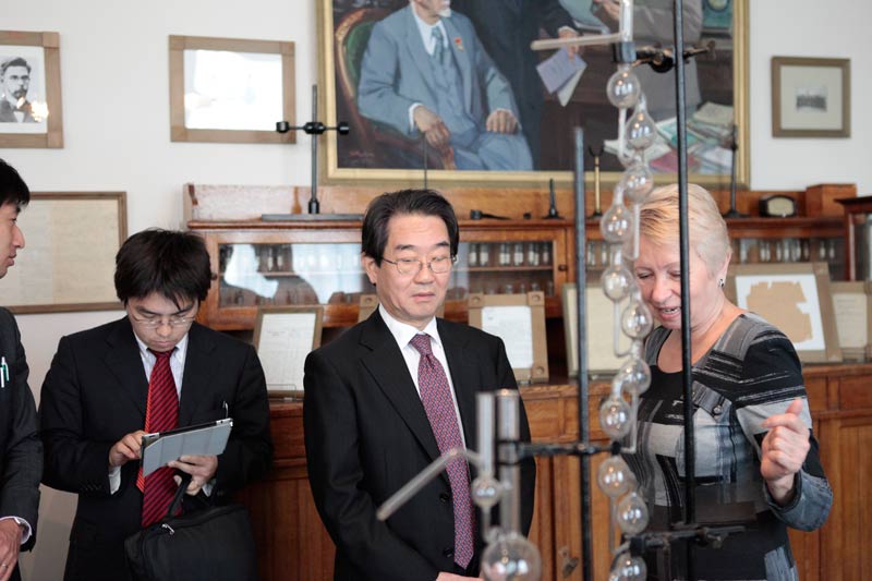 La delegation japonaise dans le musee de l'universite, 60.9 Kb