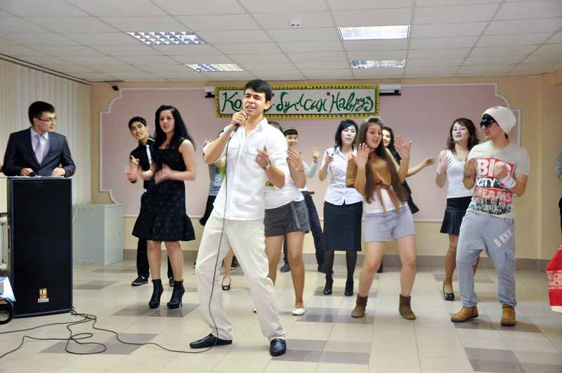 Студенты из Туркмении, песня «Ai su te pego»