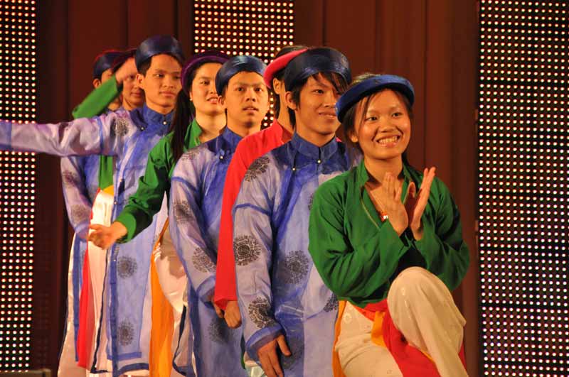 Le festival de l'amitie des peuples. Les etudiants vietnamiens de l'UNRTK., 66.0 Kb