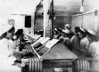 1941 год. КХТИ конвейер сборки узлов взрывателя в аудитории кафедры № 41