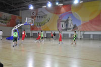 Le match de basket-ball entre les équipes d'étudiant